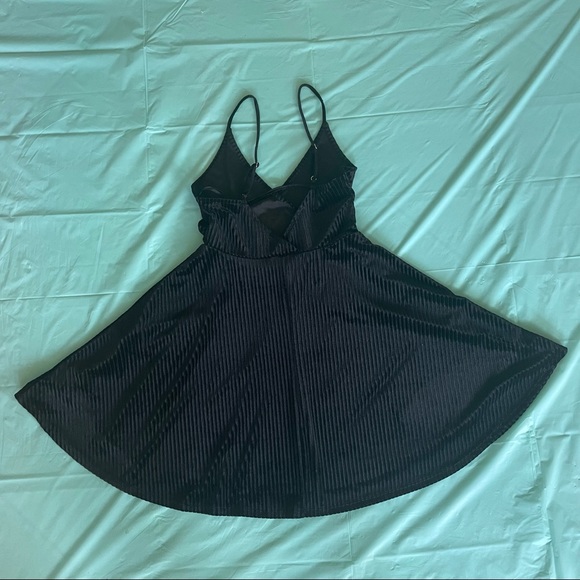 BLACK FOREVER 21 DRESS - Picture 2 of 10
